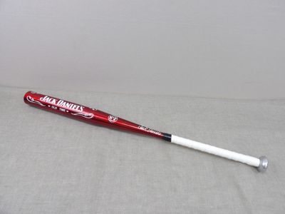 une batte de baseball posée par terre