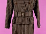 costume marron à fines rayures sur un mannequin, mannequin, mannequin, mannequin, mannequin, mannequin, mannequin, mannequin, mannequin, mann
