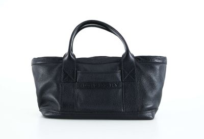 un sac fourre-tout en cuir noir sur fond blanc