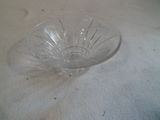un bol en verre sur une table avec une nappe blanche