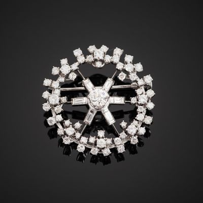 Broche en or gris 750°°° (tête d'aigle) figurant une rosace …