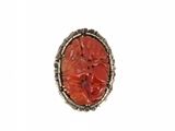 Gros plan sur une bague contenant une pierre rouge