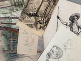 une pile de vieux papiers sur lesquels figurent des dessins