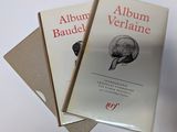 trois livres sont empilés sur une table