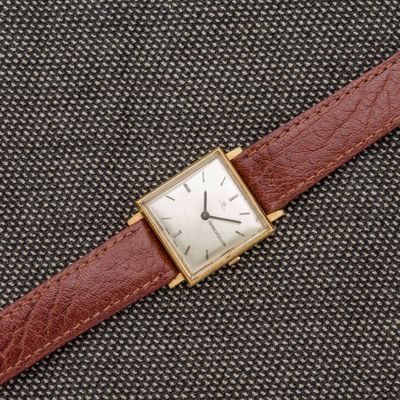une image montrant un gros plan d'une montre-bracelet dotée d'un bracelet en cuir marron