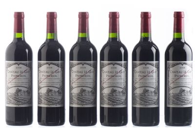 six bouteilles de vin rouge alignées sur une surface blanche