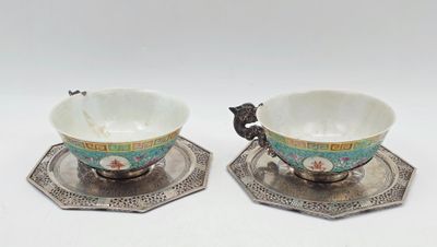 paire de tasses à thé et soucoupes chinoises en argent et émail