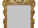 une image représentant un miroir doré orné de motifs élaborés