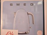 un carton de bouilloires Smeg exposé dans un magasin