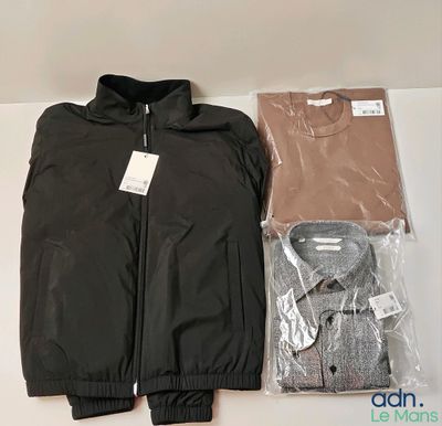 une veste, une chemise et un pantalon posés sur une table