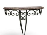 une table avec un plateau en marbre et des pieds en fer