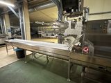 un tapis roulant au milieu d'une usine