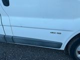 la photo d'une camionnette blanche garée sur un parking
