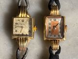 deux montres posées côte à côte sur une table