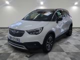 L'Opel blanche est garée dans une grande pièce au sol carrelé en damier.