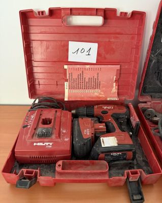 une caisse à outils rouge avec des outils sur une table