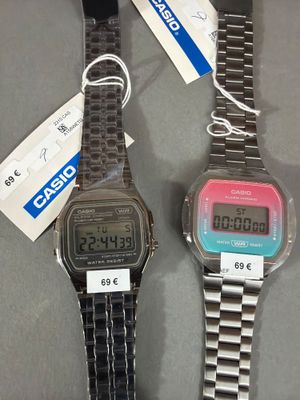 deux montres assises l'une à côté de l'autre sur une table