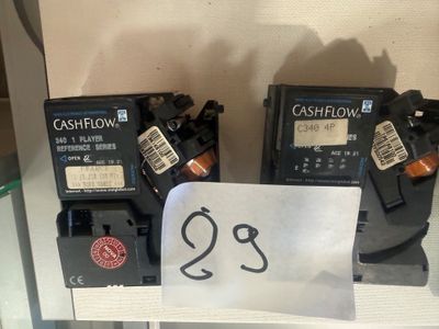 trois types différents d'interrupteurs électriques posés sur une table, accompagnés d'une étiquette de prix