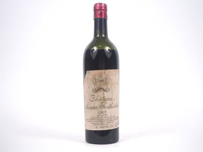 une image d'une bouteille de vin rouge sur fond blanc