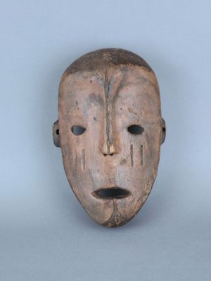 une image représentant un masque en bois sur un fond blanc
