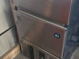 un four en acier inoxydable trônant dans un coin de la cuisine