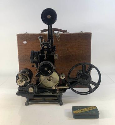 une machine à coudre à l'ancienne posée sur une table, à côté d'un morceau de bois