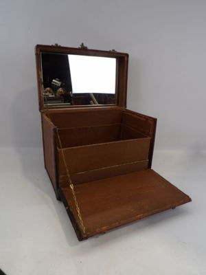 une petite boîte en bois surmontée d'un miroir