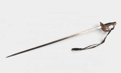 un gros plan d'une épée à long manche posée sur une surface blanche