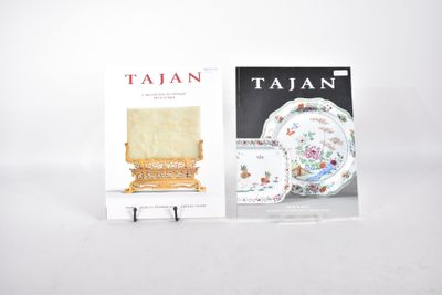 deux livres posés l'un à côté de l'autre sur une table