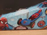 une boîte contenant une figurine de Spider-Man