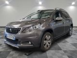 la voiture grise est garée sur un sol en damier dans le garage