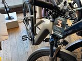 un vélo posé par terre à côté d'une table
