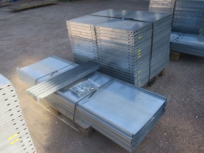 de nombreuses piles de tôles d'acier empilées les unes sur les autres