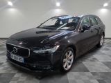 La Volvo V90 break est garée dans une grande pièce.