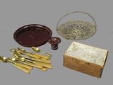 une boîte en bois contenant de l'argenterie et un panier contenant des cuillères et des cuillères