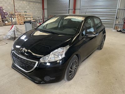 la photo d'une voiture noire garée dans un garage