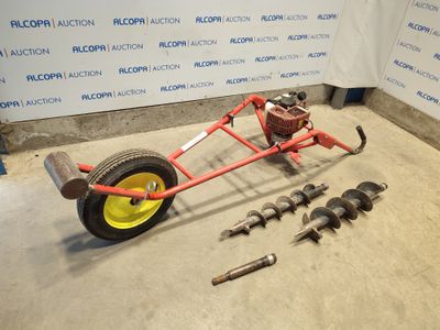 une image représentant un petit chariot avec des outils posés par terre
