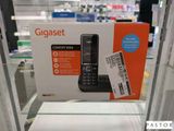une boîte contenant un téléphone, exposée