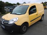 une camionnette jaune garée dans un parking