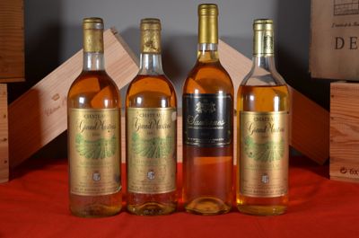 trois bouteilles de vin posées l'une à côté de l'autre sur une table