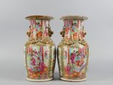 une paire de vases chinois ornés de motifs colorés, posés sur une table