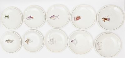 AU VASE ETRUSQUE Suite de 10 assiettes en faïence à décor pe…