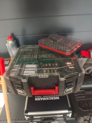 many tools that are sitting on top of a table