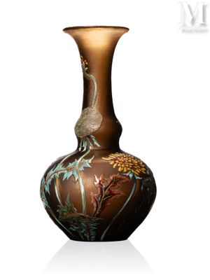 un vase avec un oiseau posé sur une table