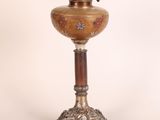 une lampe ancienne en laiton avec un pied en bois, sur fond blanc