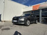 un SUV Audi gris garé devant un immeuble