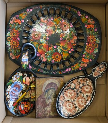 une boîte remplie d'objets divers et un tableau