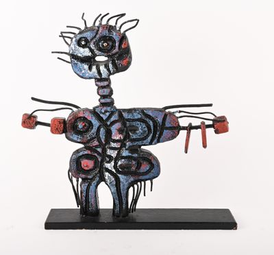 sculpture représentant un homme tenant un couteau et une fourchette, posée sur un socle noir