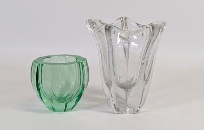 deux vases placés l'un à côté de l'autre