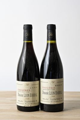 deux bouteilles de vin posées sur une table en bois